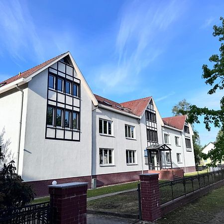 Fc-Apartmenthaus Falkensee Mit Grossem Garten Und Pkw Stellflaechen Exterior photo